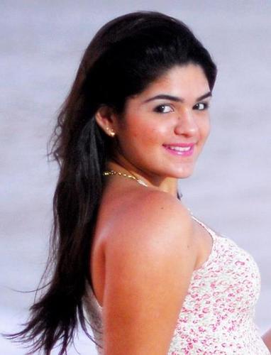 15 anos ,paraibana,escorpiana,flamenguista,solteira ,estudante do ensino médio e católica  ;)