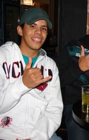 um loko perdido nese mundo a procura da felicidade.. segue aew.