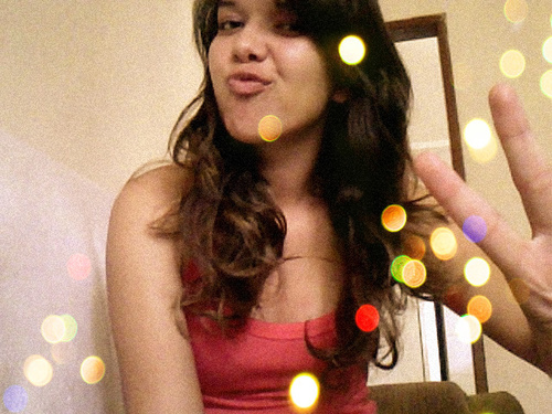 Tímida,preguiçosa, inocente, meiga. Destruída, arrogante e sarcástica. haha com tempo ti mostro quem eu sou ! se vc valer a pena =)