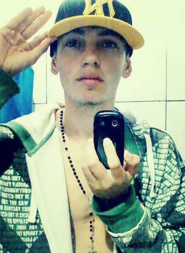 Gladiador
“faço de meu lixo um luxo e  de  seu luxo um lixo,como um gladiador  derrubo todos  que  de mim  duvidam”  .
 sou  incógnita ;D