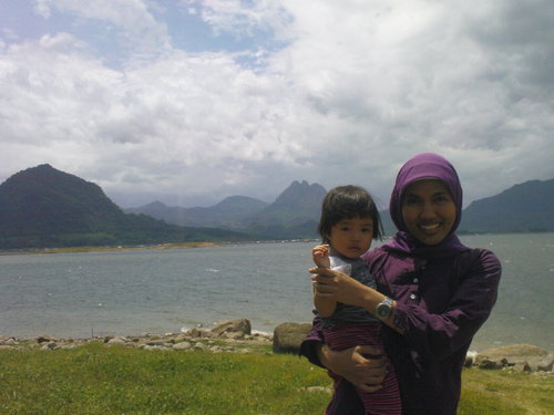 A proud mother of two, loves Indonesia, social psychologist