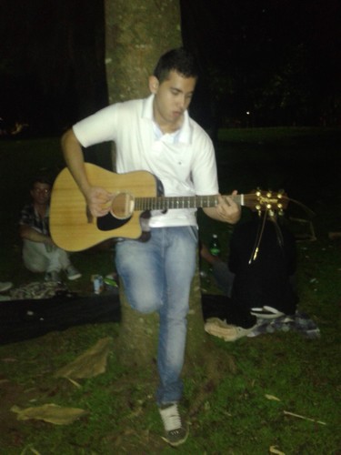 Guitarrista, mente aberta, meu erro é achar q ainda existem pessoas certas... Se quer algo, corre atrás.. Ficar sentado, ñ te traz nada.. ;)