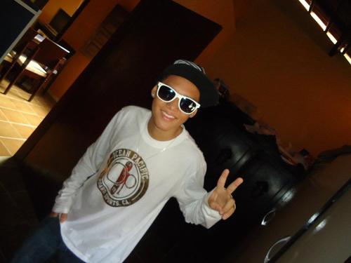 Sou um adolescente que gosta de surfar, andar de sk8, tocar violão, ouvir todo tipo de música acho ki é só isso rsrsrs !!
