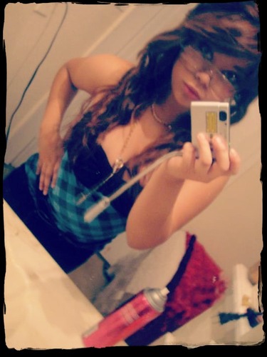 Soy fanatica de @Jbalvin hasta me casaria con el, ah cierto solo en sueños pasaria eso jajajaja :D todos me dicen sindi y yo misma lili :D jajaja.☺