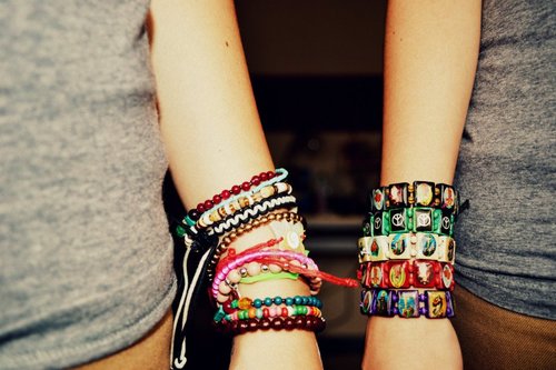 Hey guys :)
Im 16 and Im in love with 5 boys called Harry, Zayn, Louis, Niall and  Liam.. !! Big directioner !!  xx 0/5 :( 
follow me :D
