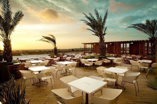 Lugar perfecto para ir con tu pareja o tus amigos a cenar o tomarte unas copas, bajo el hermoso cielo de Bquilla. Disfruta el ambiente de la playa en la ciudad!