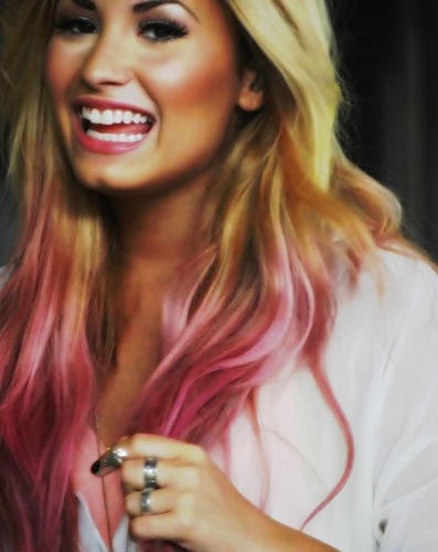 Hey i´m Anna and i Love Demi Lovato! She is my Idol! wait 4 an Jemi comeback! 3