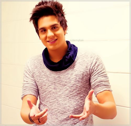 15 anos, amante da musica sertaneja, apaixonada por vampiros  e fã nata do Luan Rafael! *-*