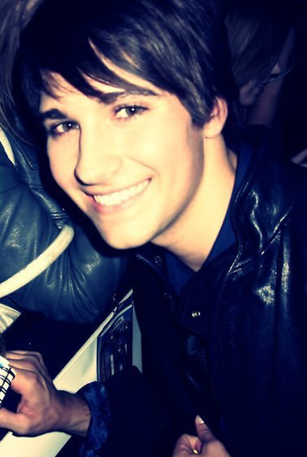 I will always love and support my 4 heros Logan, James, Carlos&Kendall | Degrassian 3 | @LukeBilyk1 replied 23-09-12.