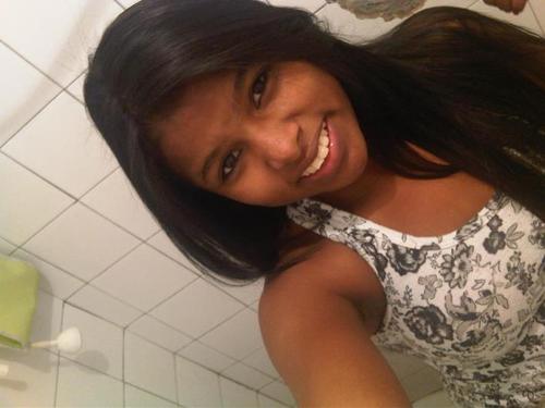 Não me dôo pela metade,não sou tua meio amiga nem teu quase amor.Ou sou tudo ou sou nada.Não suporto meio termos.Sou boba,mas não sou burra,e nem santa :)
