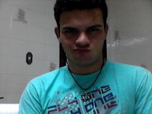 Tenho 18 anos , Sou estudante, 1.75 de altura, 75 kg. Gosto de esporte, Sou Romântico ,Realista ,sonhador !