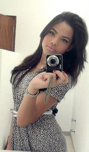 Louca por fotografia. Gosto de pessoas simples, sincera ao extremo, insuportável. Ciumenta? Imagina, só dou um tiro no coração de quem mexer com o que é MEU.