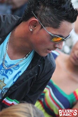 Mc zoio jr , tenho 18 anos , sou sao paulino , cantto funk , eae me seguee ? eu sigo de voltta !
