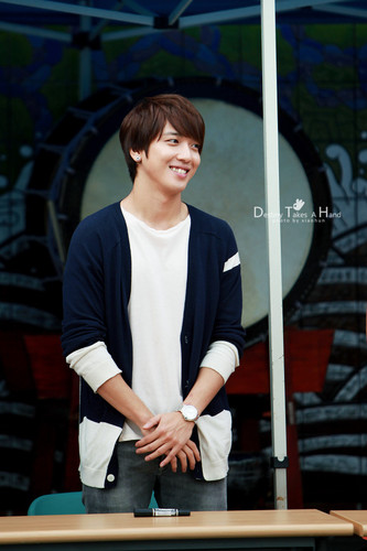 . . .ⒸⓃⒷⓁⓊⒺ ♡ ⒷⓄⒾⒸⒺ. . . role player of JUNG YONGHWA @cnblue_4 แค่บอทแหระครับ ไม่ดีเลิศกว่าใครหรอก :)) มีแต่ความจริงใจและใส่ใจ...สนมั้ยครั้บ? -/- #BlackBean ♥
