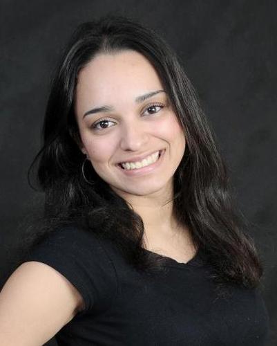 Ela é guerreira, ela vai, ela vem ela não anda na sombra de ninguém; ela levanta a cabeça e mostra que bem mais que corpo é o que ela tem!    ♫