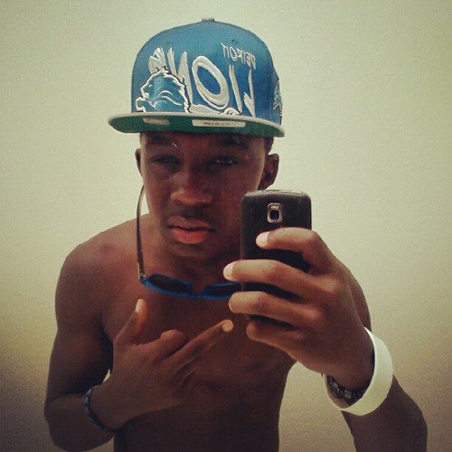 RAPPER FOOTBALL/BASKETBALL PLAYER #SINGLE LOOKIN 4 A THICK ONE