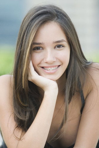 A happy girl who loves tennis and fashion!