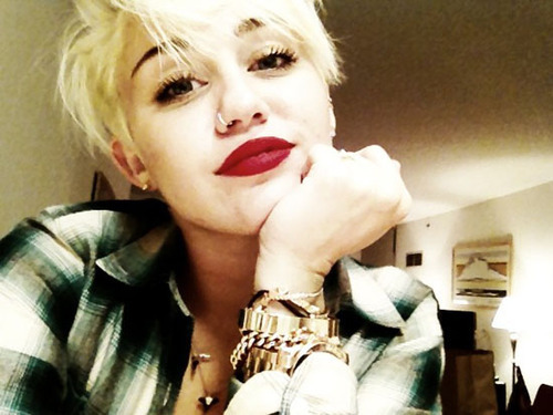 Dedicated to @ParisJackson @mileycyrus @ddlovato @selenagomez @PriAlcantara
 and fans