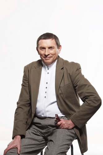 инженер-электрик,играю в теннис,горные лыжи, спорт,литература,искусство,твиттерянин с характером