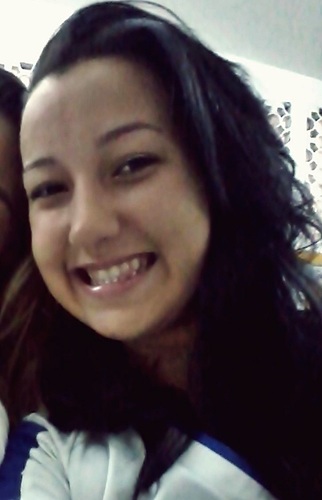 cancerigena,17aninhos meiga e otinista guando quer vai atras e muito feliz...
