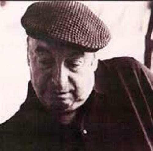 Pablo Neruda es un poeta chileno galardonado con el Premio Nacional de Literatura.