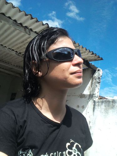 Sou uma pessoa sonhadora, em ver o mundo em plena paz. Sou apaixonada pela vida e ñ piso em ninguem para conseguir o que eu quero. Uso a humildade pra vencer.