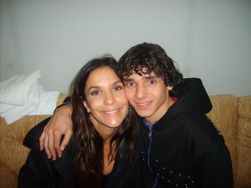 Eu sou amigo nas melhores e piores horas, nao conto tanto com a sorte, conte sempre com DEUS, faco de tudo para viver bem, tento fazer boas escolhas hoje.