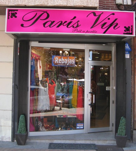 Nos gusta vestir a la mujer con la moda y complementos Prêt à Porter. Disfruta de la mejor moda de París. Visítenos en C/ San Julián, 2. Albacete.