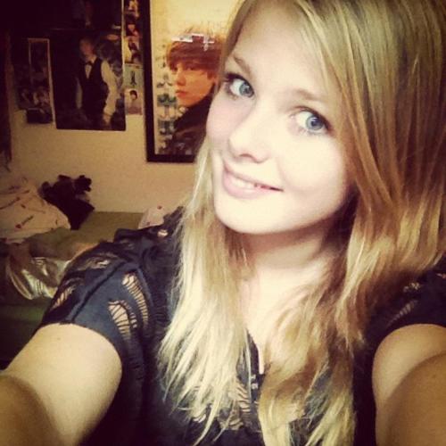 Hey. :-P♥
My Name is Simone. 
But call me Sie. :-D
I'm 13 years old.. :-D
-Follow me and I will follow U back