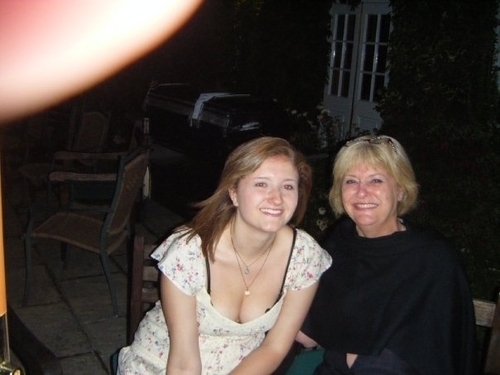 Mum to 2 fab girls & now Granny too!Enjoy eating out,holidays, cats, DT Xword, tennis, rugby, white wine & life in general. Ex marketing @ Nunsmere Hall Hotel