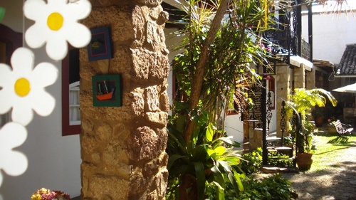 A Pousada Solar do Algarve está localizada no bairro da Patitiba em Paraty-Rj,há 5 minutos a pé da rodoviária e do Centro Histórico de Paraty