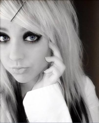 Young, Scenequeen.