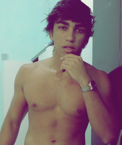 Cançeriano, Estudante, Futuro Educador Fisíco, Natalense, Sincero, Humilde e lindo boe '-' rs, é isso!  bye ;*