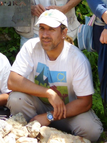 Y yo que no soy más listo ni tonto que cualquiera, a mis sesenta y pocos tacos, ya ves tú, igual sigo de flaco, igual de calavera, igual que antes de loco por..