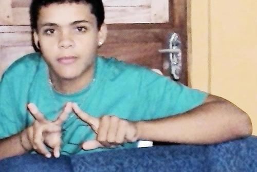 Por fora o menino q muitos jugam, mais por dentro o homen q poucos conhecen *-*