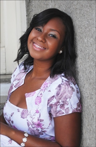 natielle santana começou a cantar com 7 anos.é jequieense tem 24 anos. e faz pate da comunidade Evangelica Betel.em 2007 lança seu 1º cd a promessa.