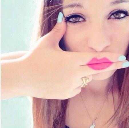 Fan des One Direction, de mes chevaux, passionée de mode. Je vis mes rêves et ne rêve pas ma vie. *Je follow back*