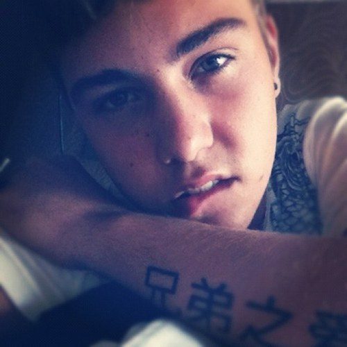 yourbud_'s profile picture. Sommige leven het leven alsof elke dag de laatste is. Niet doen, gewoon genieten en plan nooit een begravenis.

Hoi ik vind je lief x @MEERELW