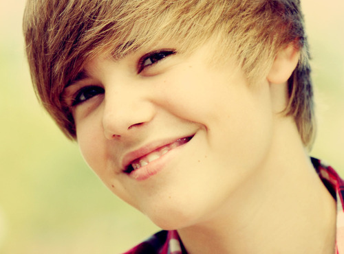 #justinbieber No se si estoy enamorada de ti, pero sonrio cada vez que te veo