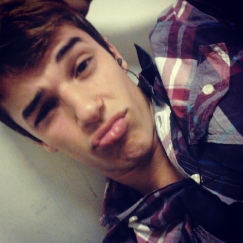 uma pessoa tentando sonhar '-'      follow me