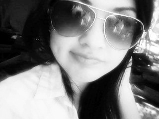 Meiga,preguiçosa,irritante,chatinha,birrenta,sem graça,dengosa,manhosa,apaixonada,amorosa,carinhosa! Sou a noivinha do @FazKeNoisImita ♥Amoo '