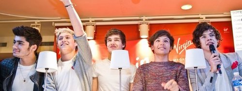 Me perdí;encontre una dirección.Niall me llevó a Nando´s, Louis me dio una zanahoria, Zayn su espejo, Liam dijo YEAH BADY! y Harry simplemente movio sus rizos(: