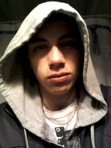 Holaa soi ariel tengo 18 años soi mui simpatico y alegreee sobre todo tiernuchoo..Vivo en san juakin (santiago) Escucho todo tipo de musica eso po super regio!!
