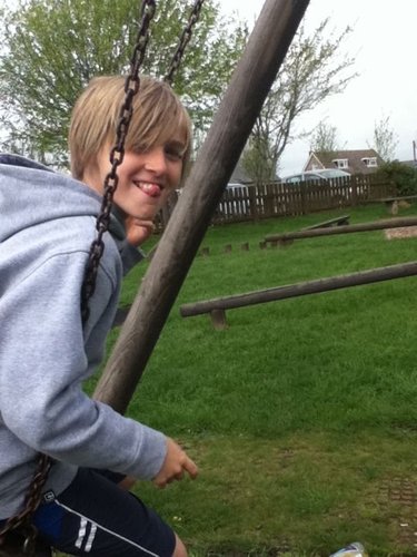 im 12 yrs old and i love footy and i support west ham and follow me i'll follow bk 
/ask.fm/michaelhill:)
http://t.co/iJDQsxWc 
youtube=http://t.co/KGtYeEFf