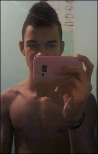 Corintiano,Pré-2012, 17 Anos, 
Namorando, Sempre Boleiro, Sonho:Jogador de Futebol, Lema Atual:Alegria no Pé, Ousadia na Cabeça..