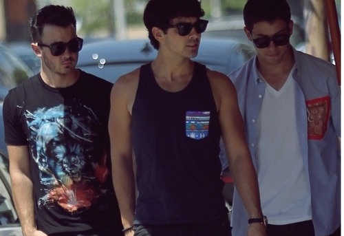Obcecada pelos @JonasBrothers. Preciso dizer mais alguma coisa? A little bit longer and I'll be fine...

On Desde: 04/01/2011