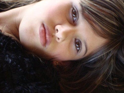 Uma menina meio mulher, muito extrovertida... Essa é a BIA