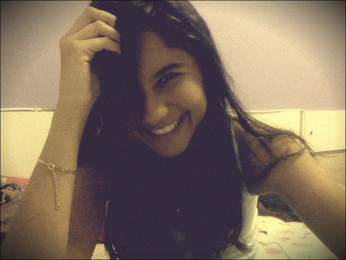 Quem me ver , me ver sorrindo e vai ser sempre assim! (: