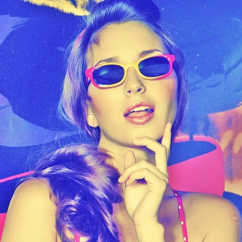 I am The Gossip Monger. High fashion writer on http://t.co/lzgg6Gh1 Self-proclaimed Gossip Queen