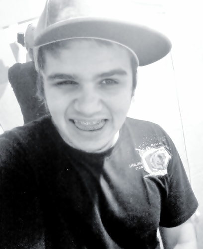 Tente,ame,busque,levante, sorria, chore, sonhe, tenha fé, nunca desista de tentar. Sua força é muito maior do que você imagina